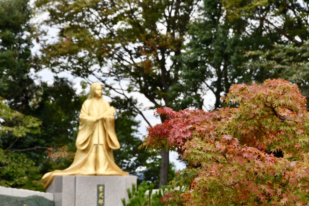 金色の紫式部像と紅葉