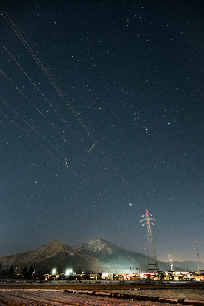 越前富士と冬の大三角…高圧線を添えて