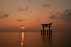 鳰の湖の夜明け