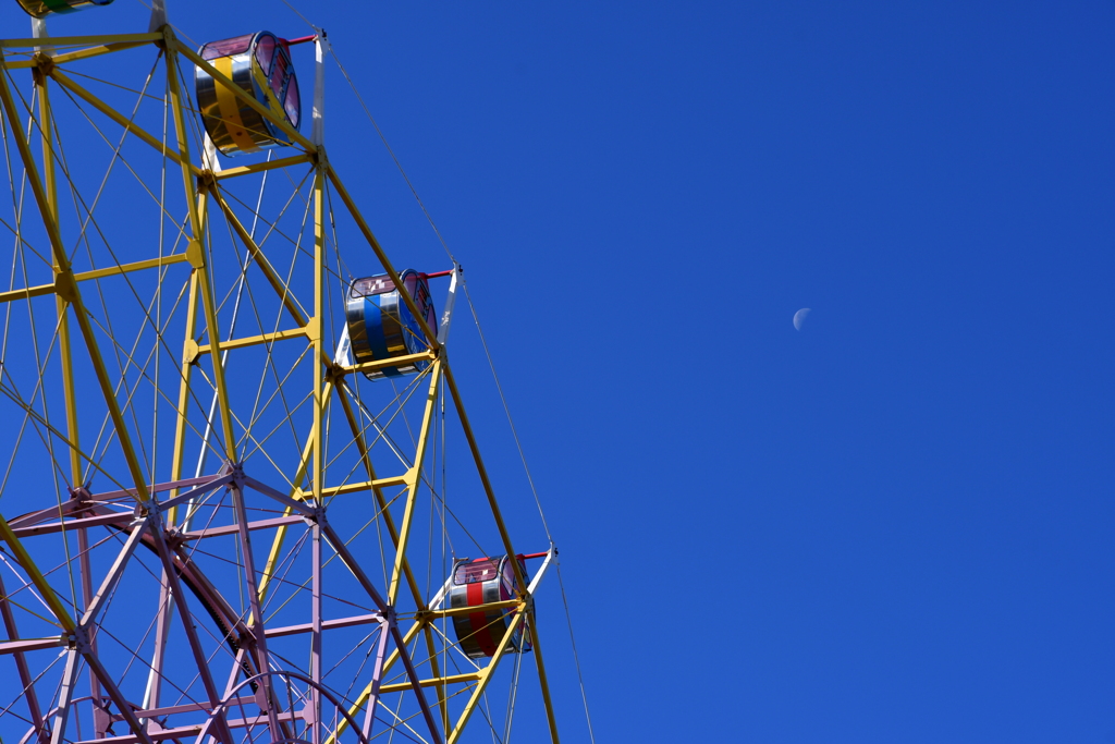 観覧車と月と