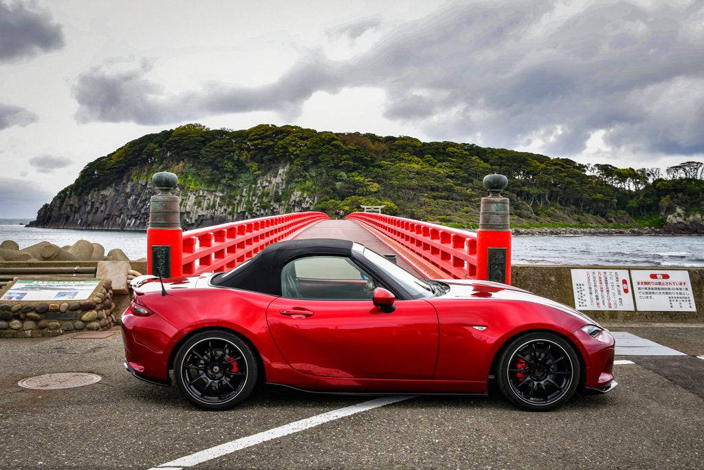 赤い愛車と赤い橋