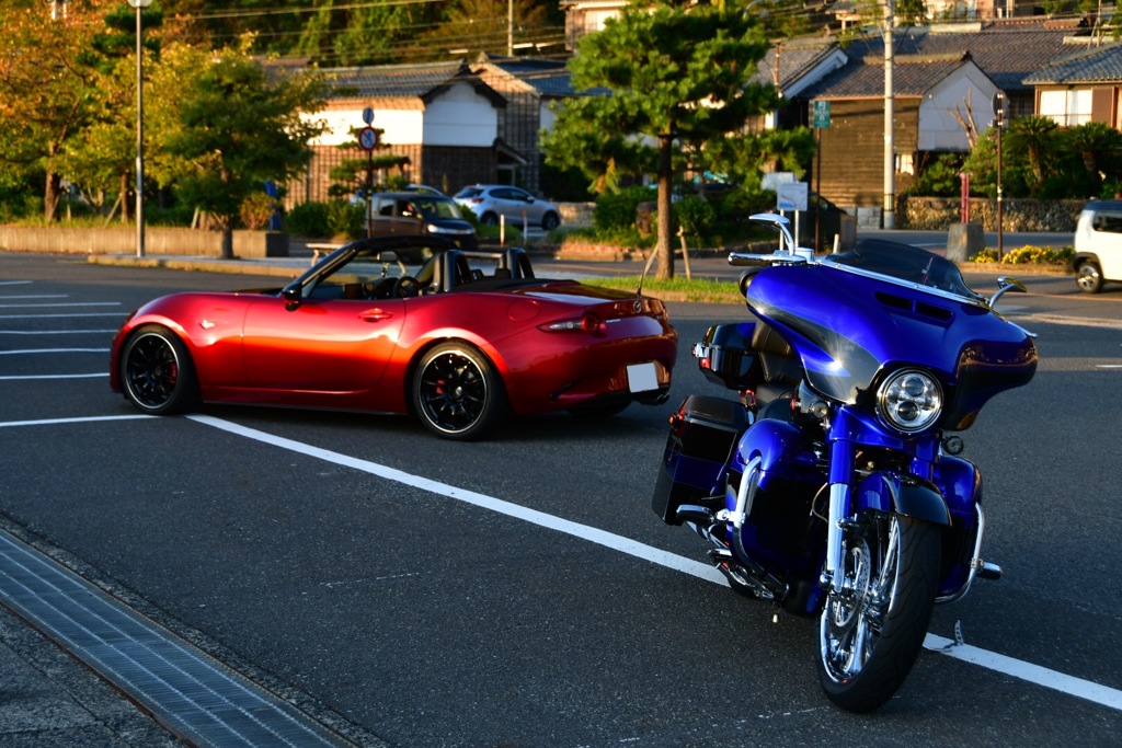 夕暮れに佇む愛車と鉄馬