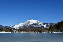 凍った三島池と伊吹山