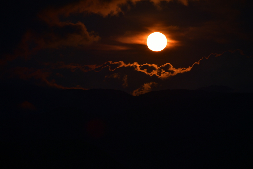 雨上がり 雲の切れ間に 赤い月