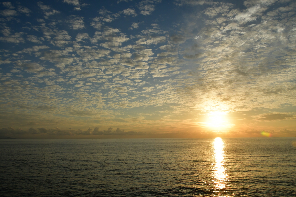 海と夕陽と羊雲と