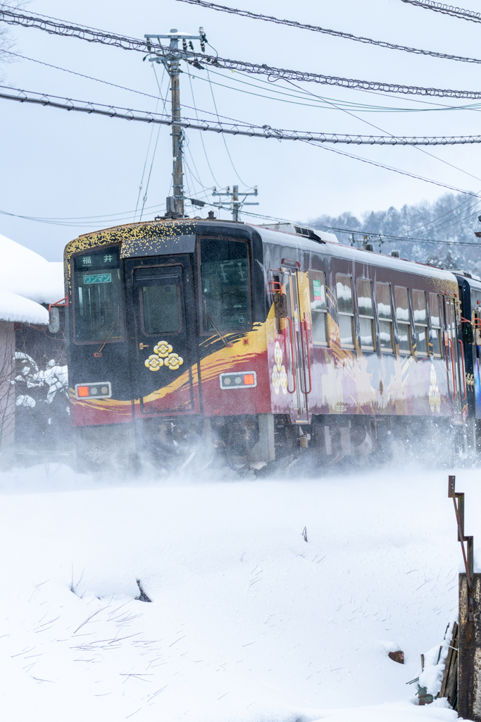雪を巻き上げ機関車は走る