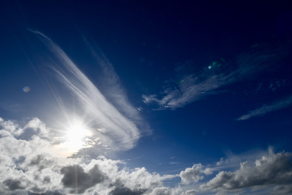 秋の日の海空