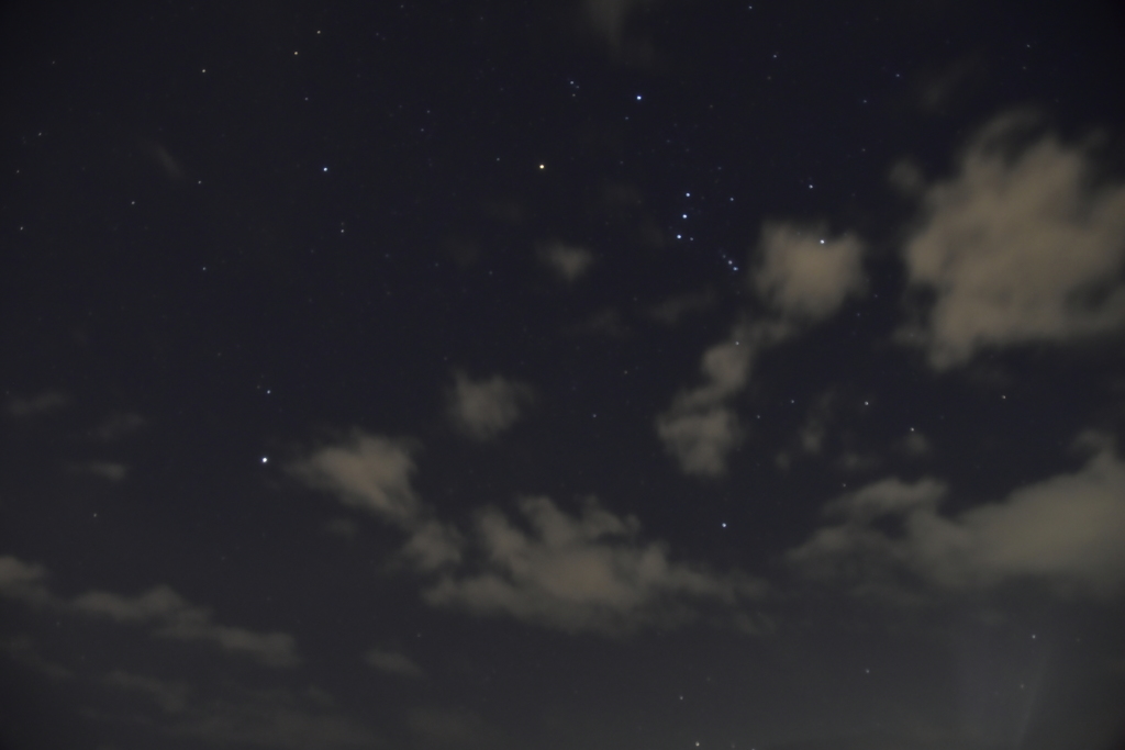 雲の切れ間に冬の大三角