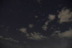 雲の切れ間に冬の大三角