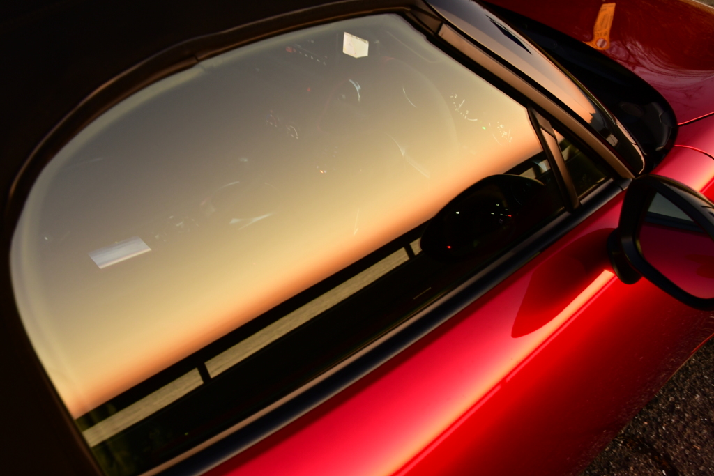 車窓に映る夕空