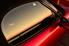 車窓に映る夕空