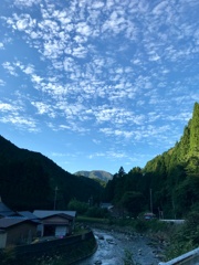 うろこ雲と谷川