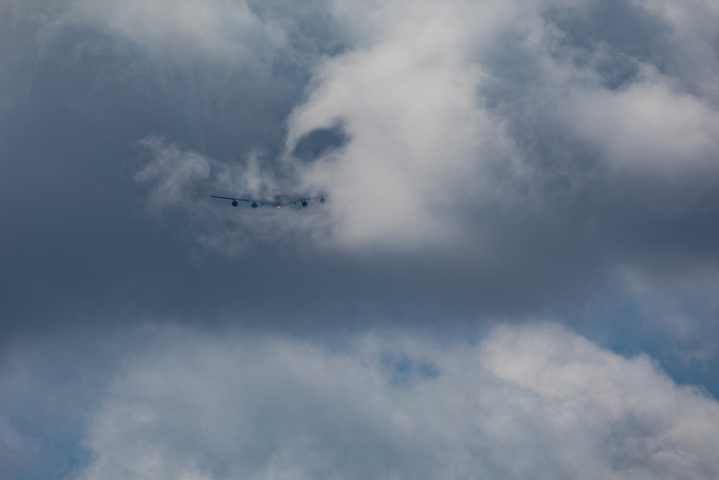 フライングホヌ初号機、ジェットを巻いて雲の中へ