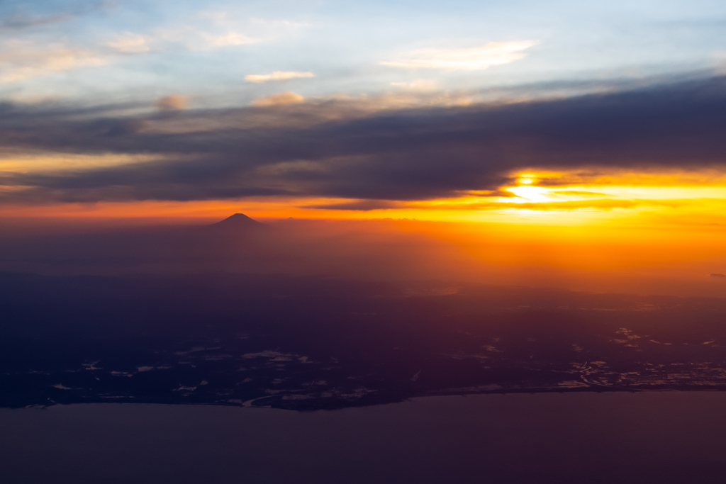 夕暮れの房総半島の先に浮かび上がる、幻想的な富士