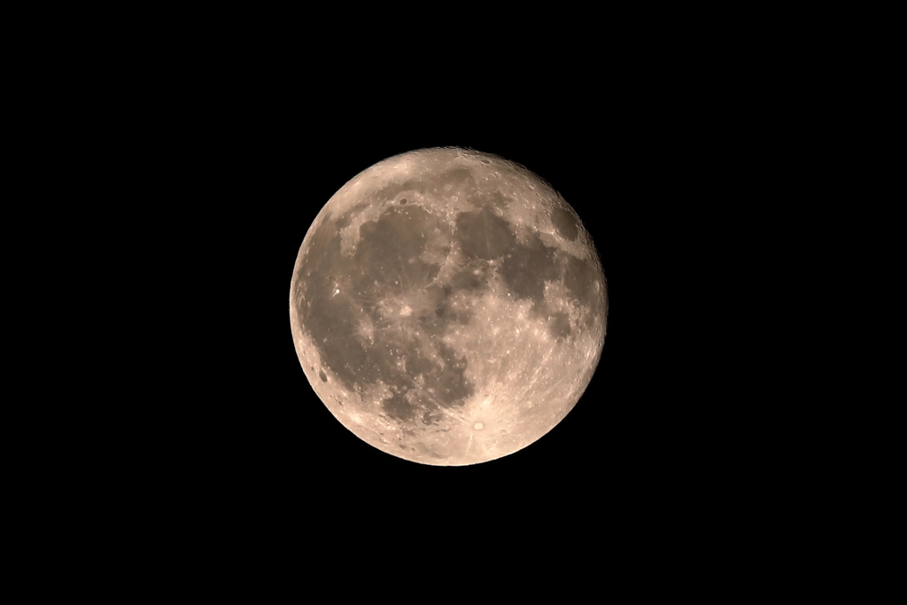 今夜は満月（すでに欠け始め）