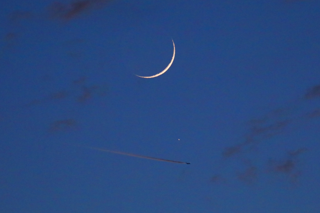 三日月と土星と飛行機雲