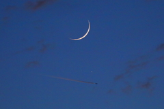 三日月と土星と飛行機雲