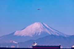 早朝の富士山と飛行機