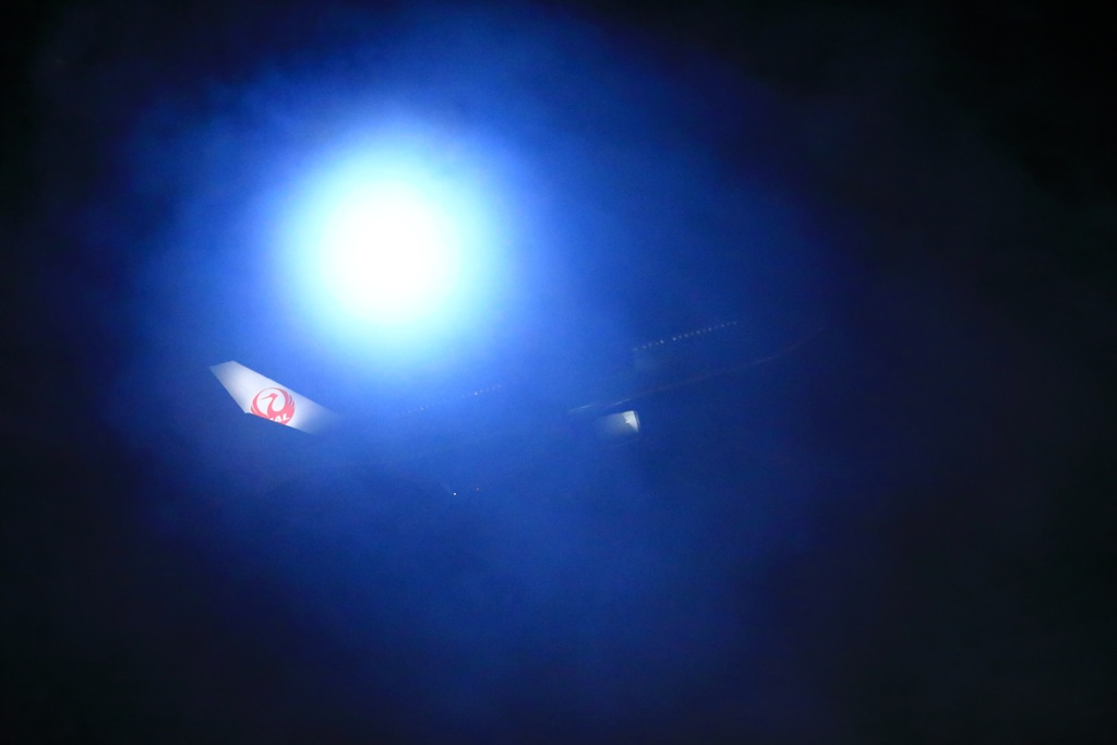 夜霧の中へ飛び立つJAL BOEING767