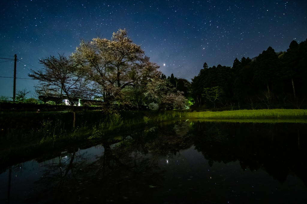 真夜中の駅舎と星空リフレクション