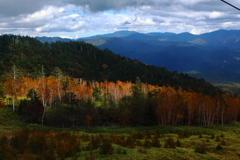 御嶽山の紅葉に光射す