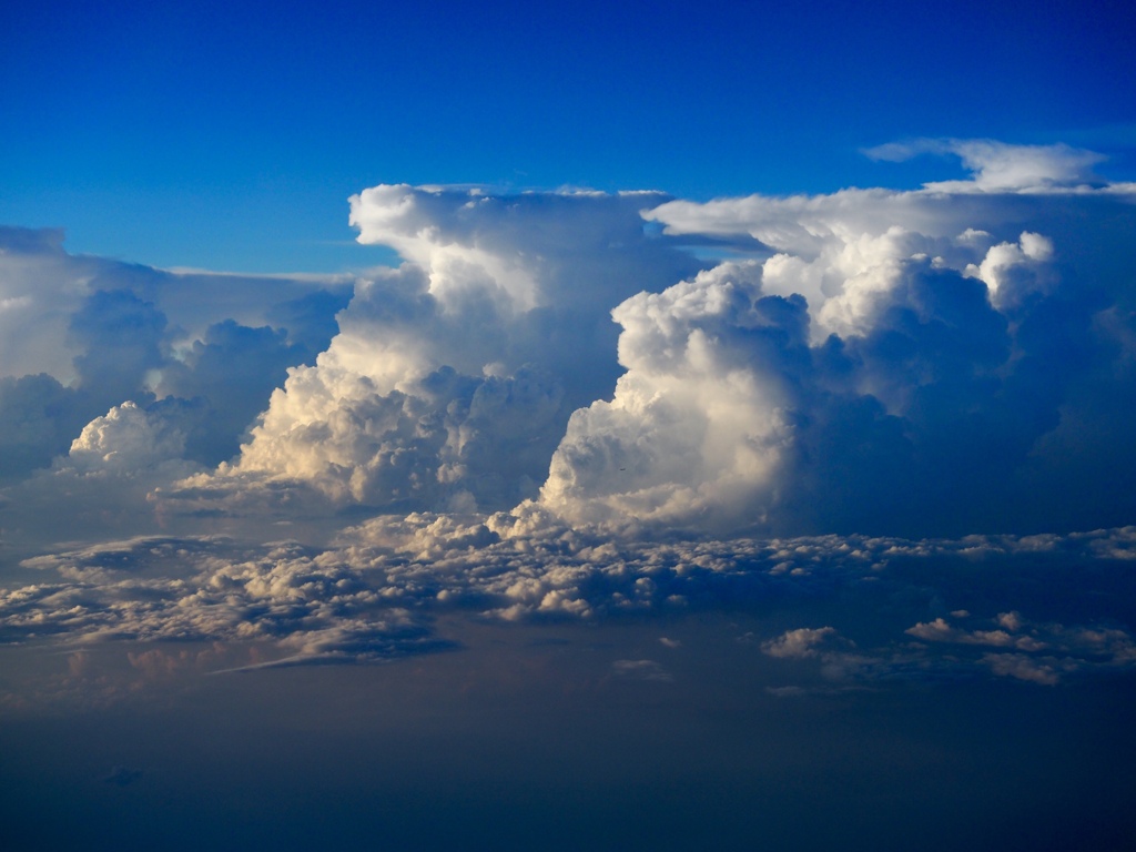 飛行機を見つけたら、積乱雲の巨大さがわかる写真