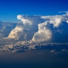 飛行機を見つけたら、積乱雲の巨大さがわかる写真