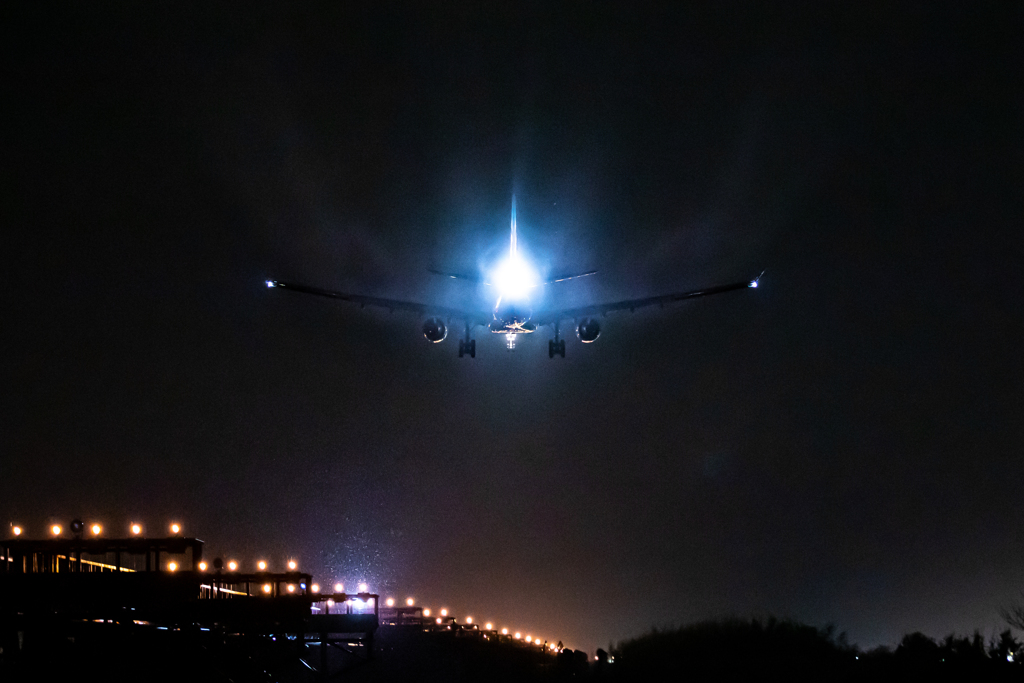 雷雨の中を着陸するKOREAN AIR AIRBUS A330