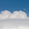 巨大な積乱雲を超えるANA B787