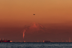 CH-47Jと朝日を浴びる富士山