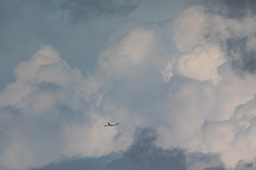 巨大な積乱雲を避けてアプローチするJAL BOEING777