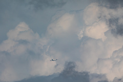 巨大な積乱雲を避けてアプローチするJAL BOEING777