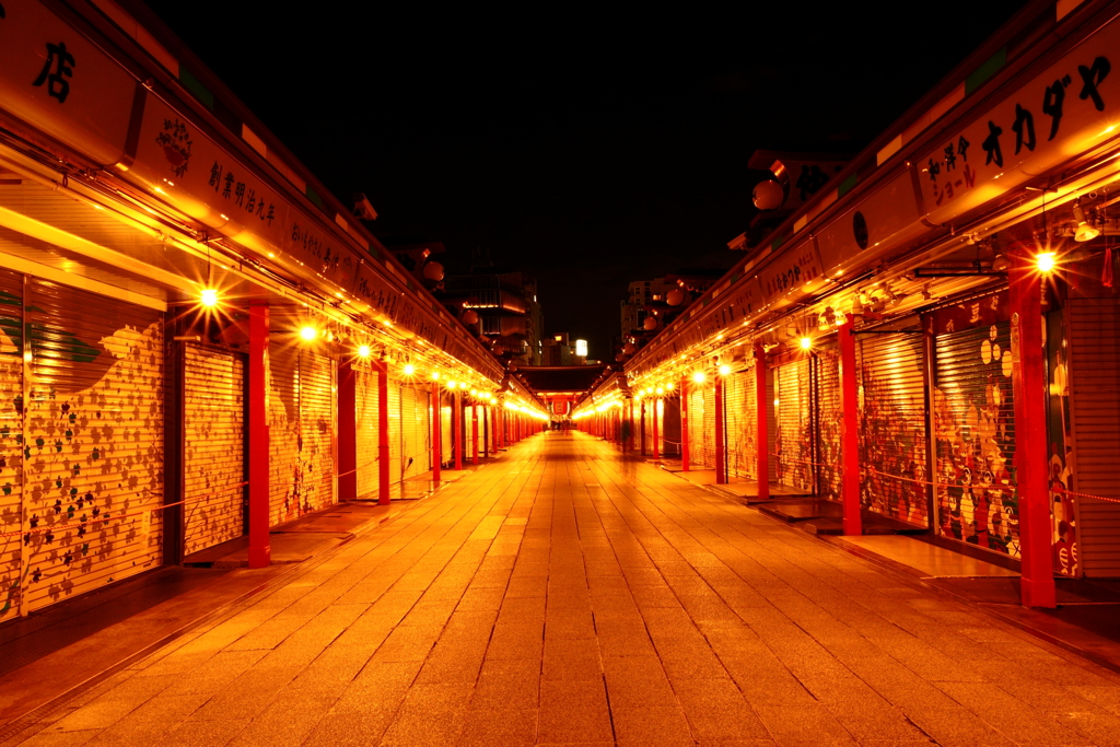 夜の浅草寺