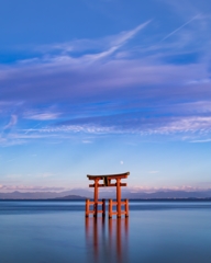 日没直後/琵琶湖に浮かぶ鳥居