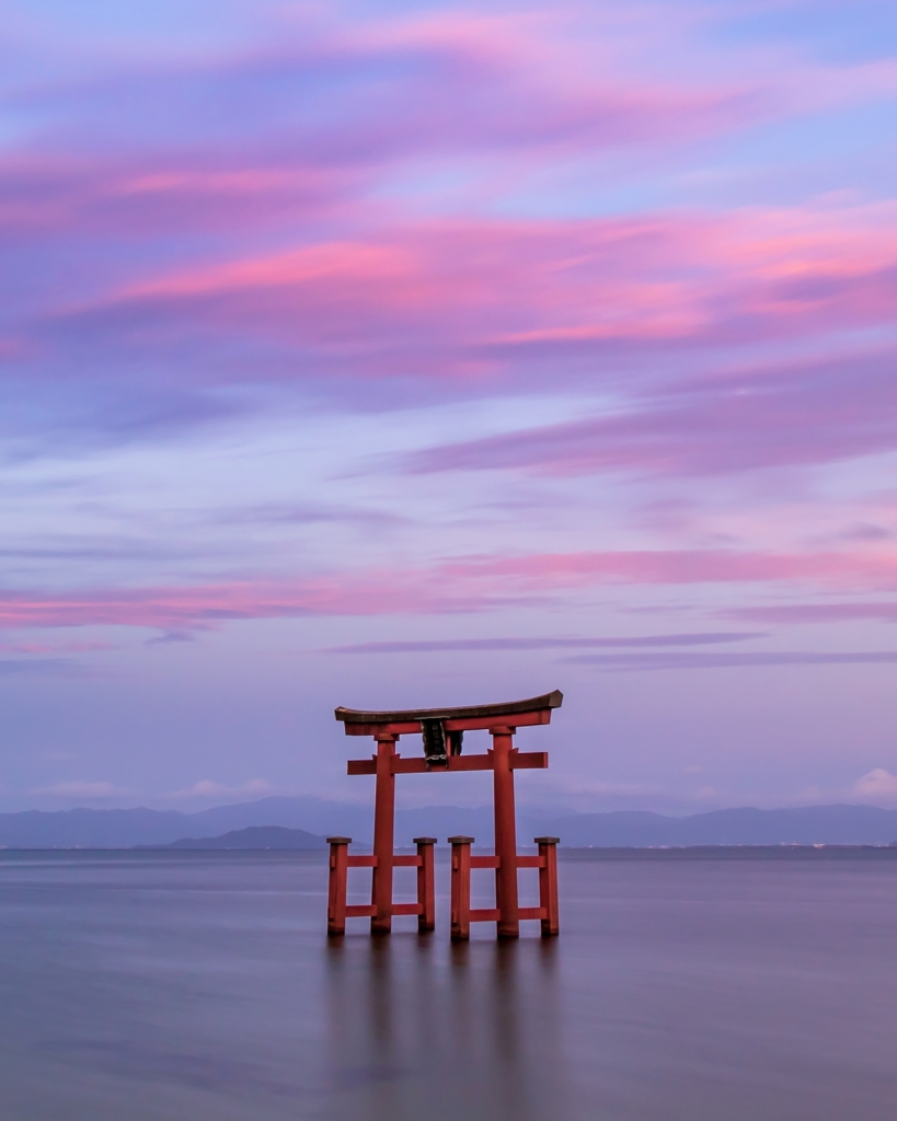 夕暮れ/琵琶湖に浮かぶ鳥居