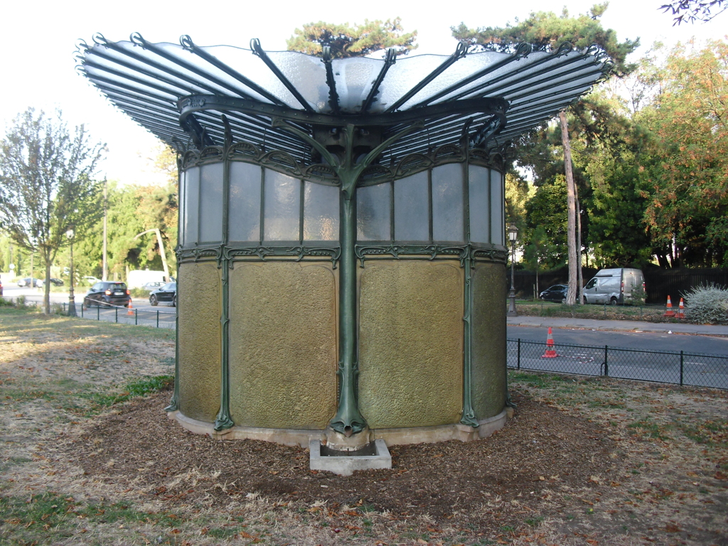 Métro Porte Dauphine (Copyright free)