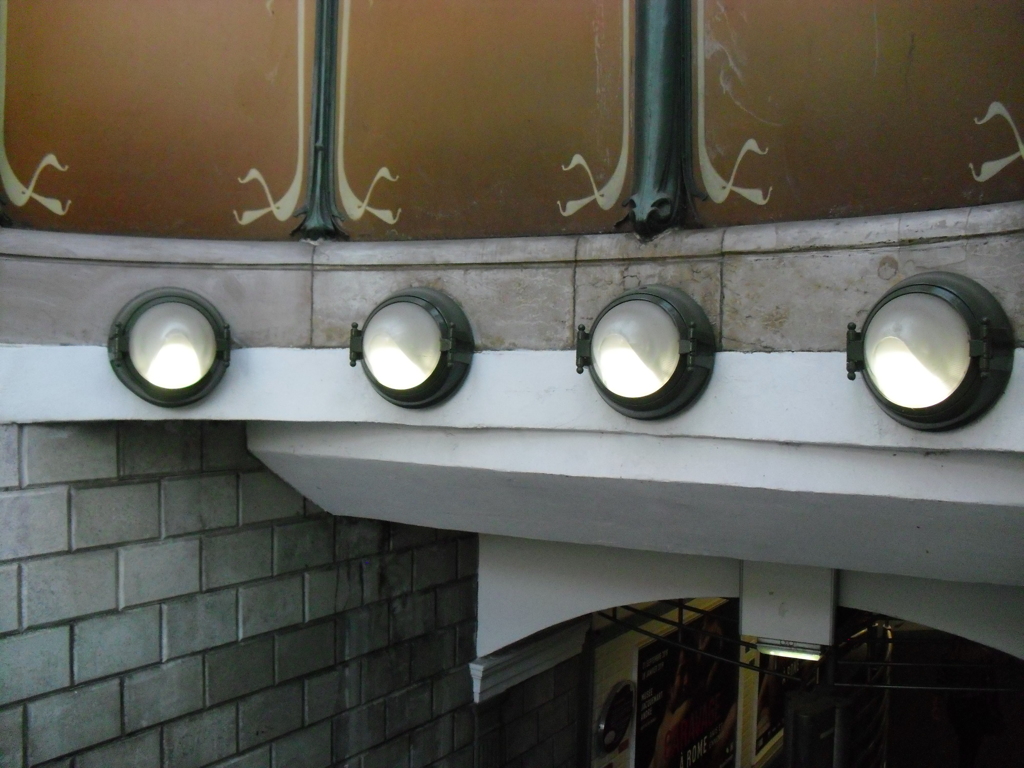 Métro Porte Dauphine (Copyright free)