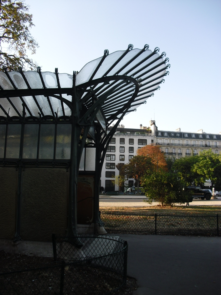 Métro Porte Dauphine (Copyright free)