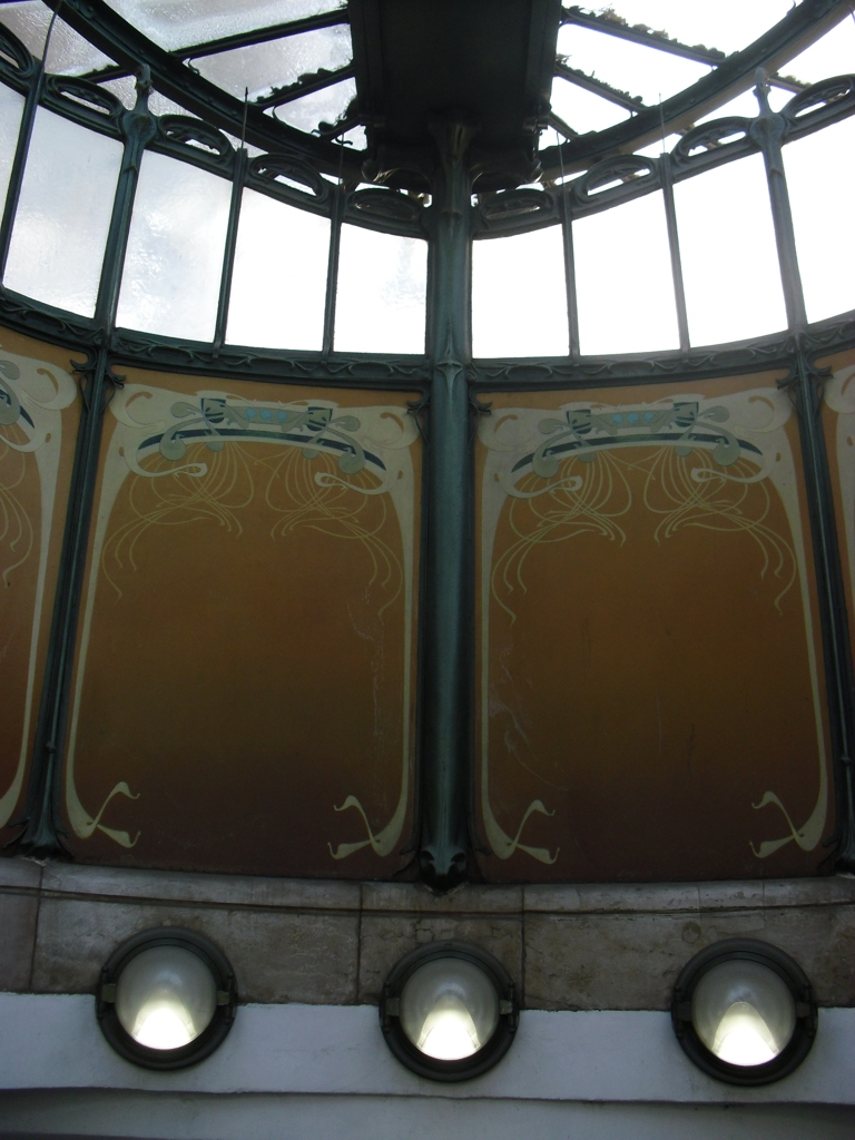 Métro Porte Dauphine (Copyright free)