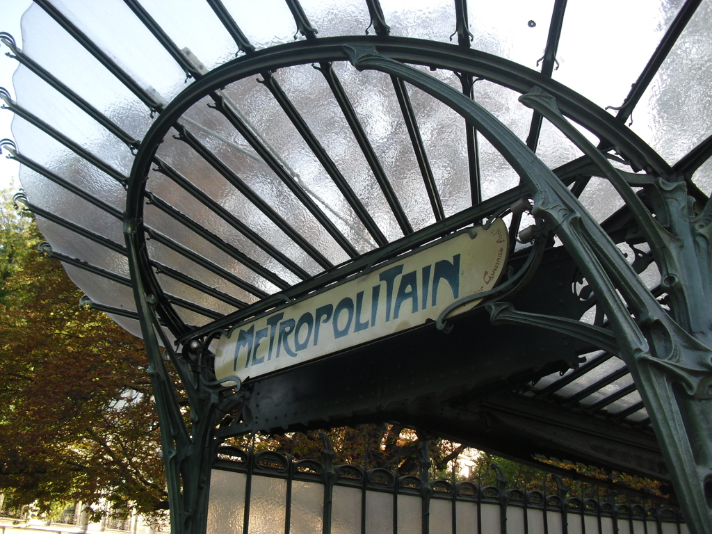 Métro Porte Dauphine (Copyright free)