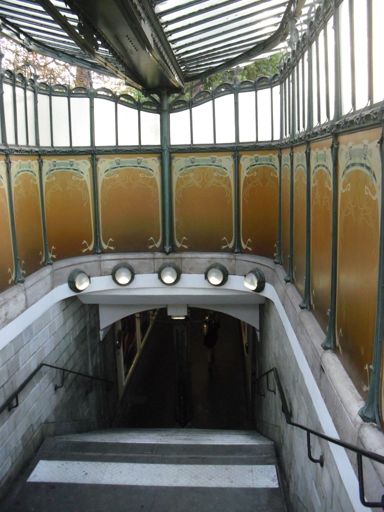 Métro Porte Dauphine (Copyright free)