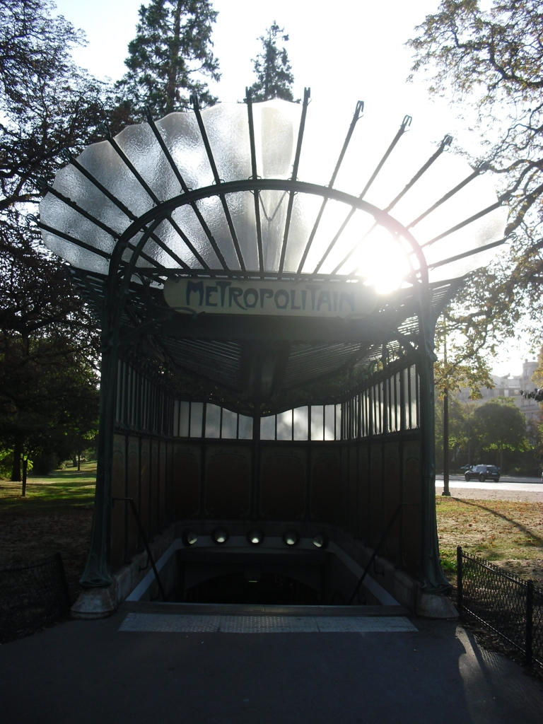 Métro Porte Dauphine (Copyright free)