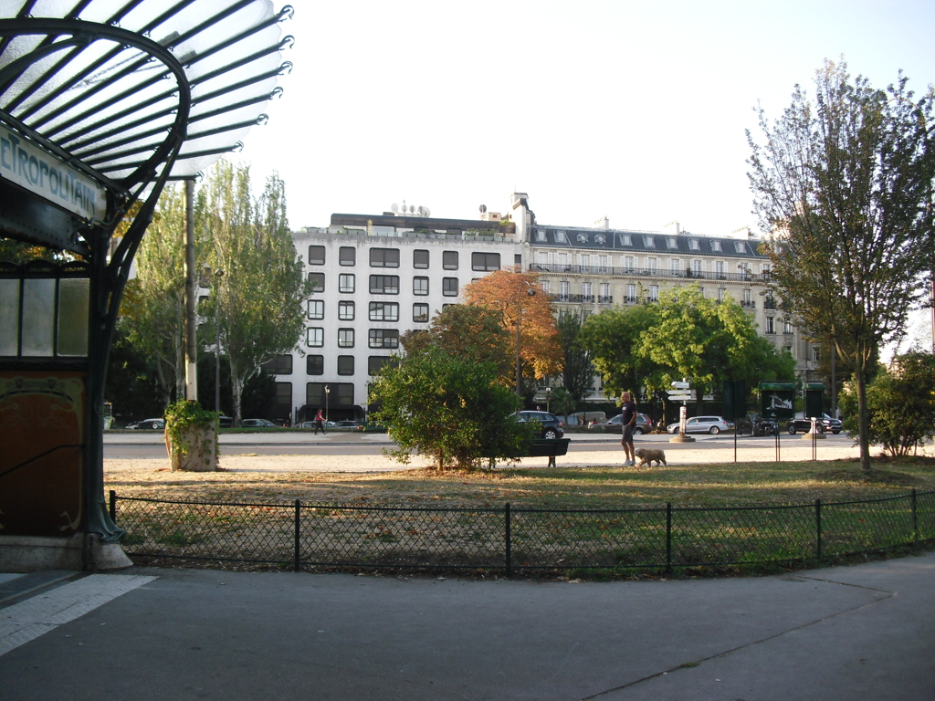Métro Porte Dauphine (Copyright free)