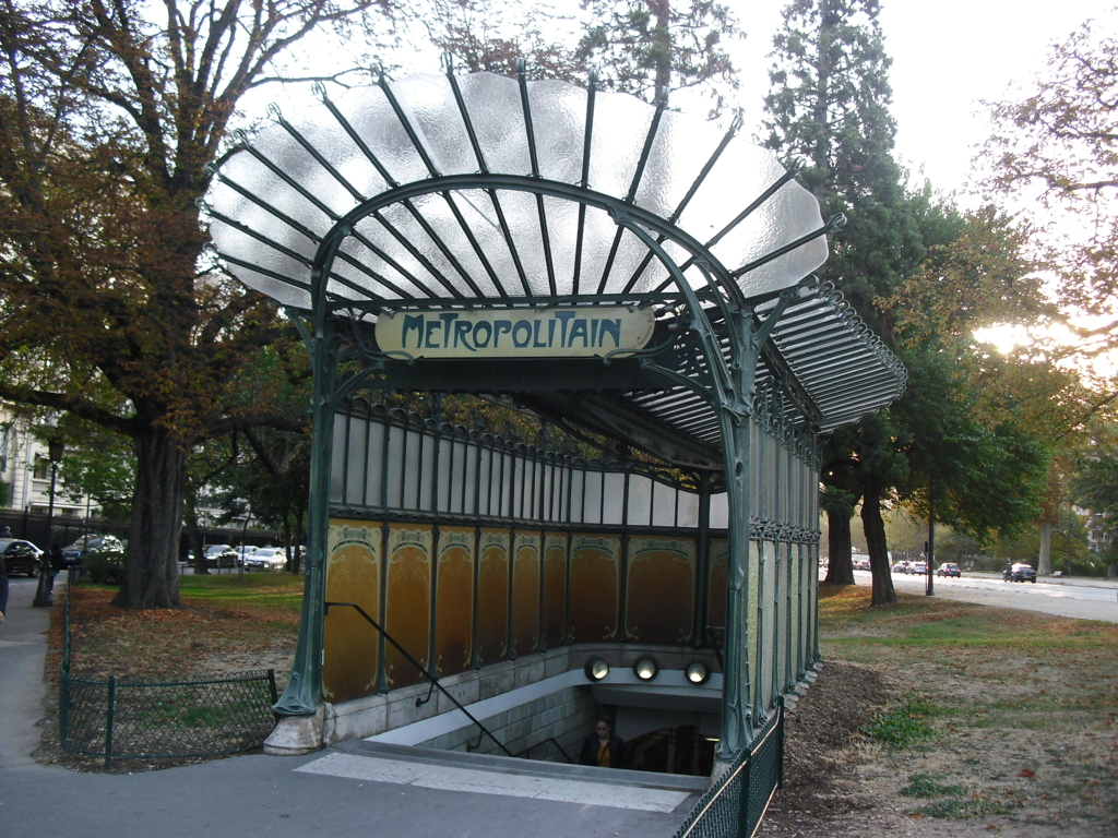 Métro Porte Dauphine (Copyright free)