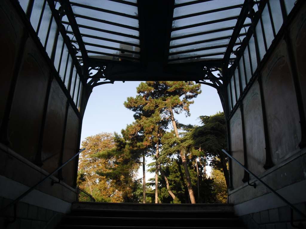 Métro Porte Dauphine (Copyright free)