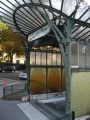 Métro Porte Dauphine (Copyright free)