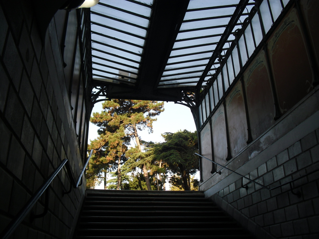 Métro Porte Dauphine (Copyright free)