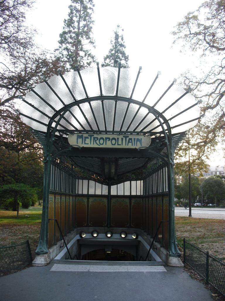 Métro Porte Dauphine (Copyright free)