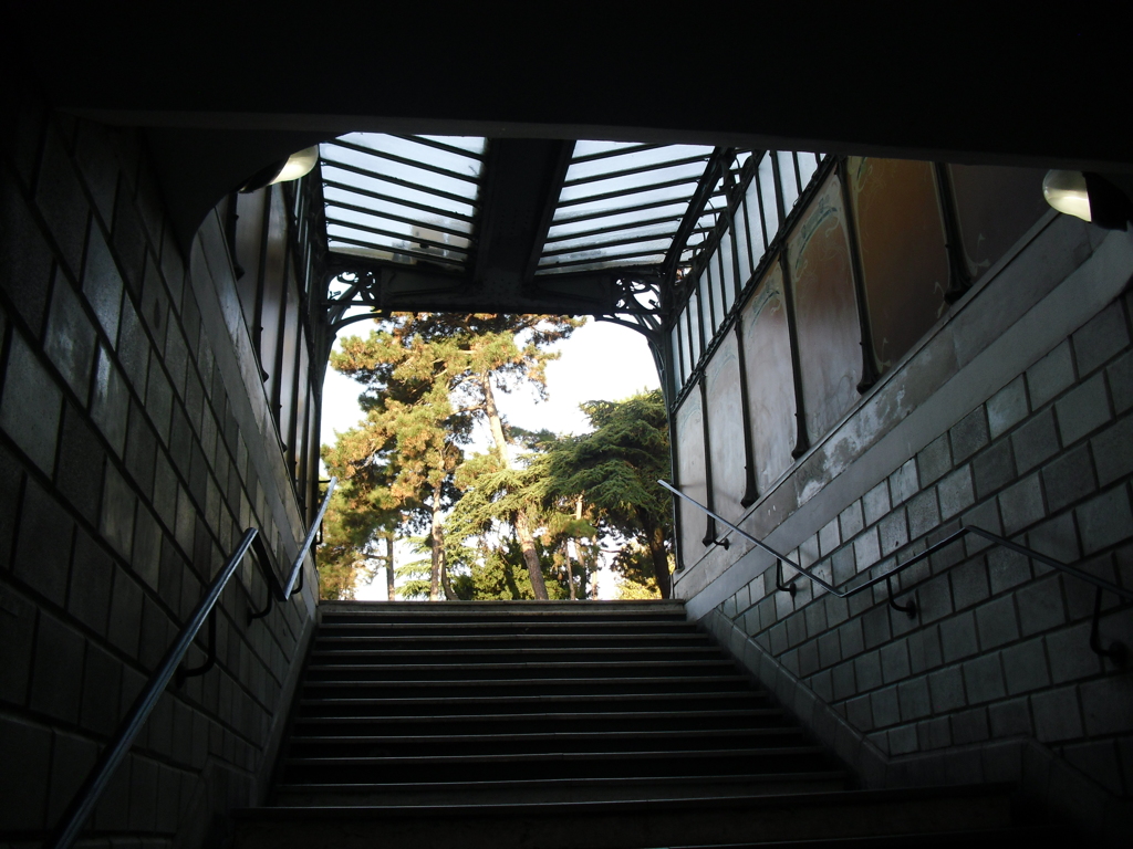 Métro Porte Dauphine (Copyright free)