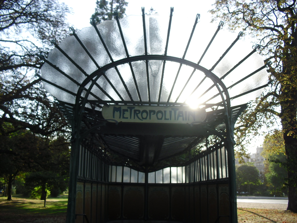 Métro Porte Dauphine (Copyright free)